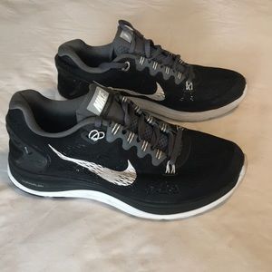 NIKE RUNNING SHOES